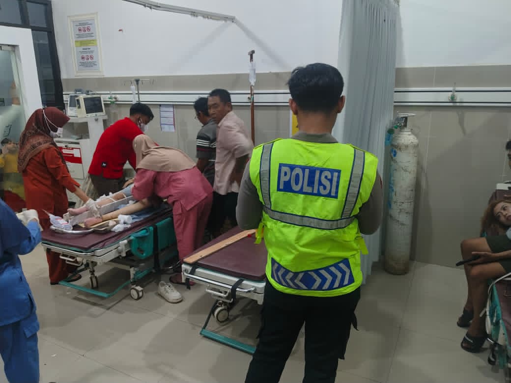 Nyalip Truk di Jalur Pantura Wongsorejo, Suzuki S-Cross Tabrak Motor Beat, Dua Pelajar Luka Serius