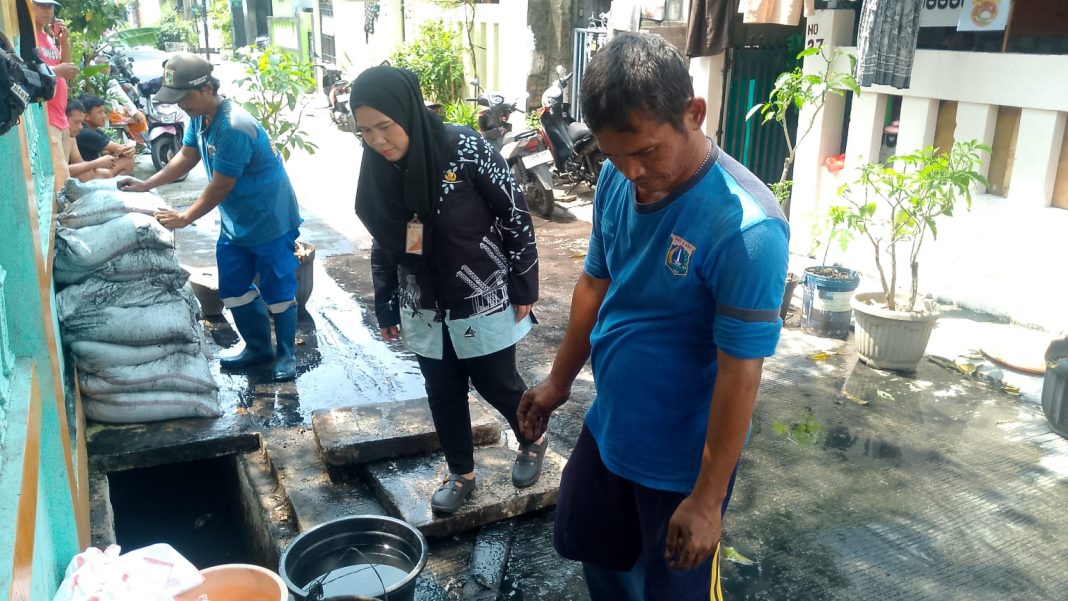Menyambut Hari Kartini Srikandi Sudin SDA Turut Mendampingi PJLP Membersihan Saluran di Kelurahan Kebun Bawang