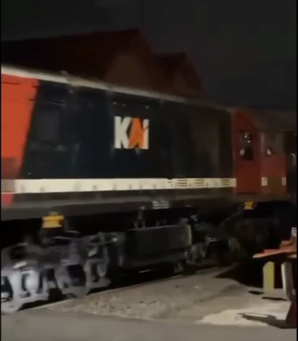 Tragis Seorang Perempuan Tertabrak Kereta Api, Tubuh Terpotong Menjadi Dua
