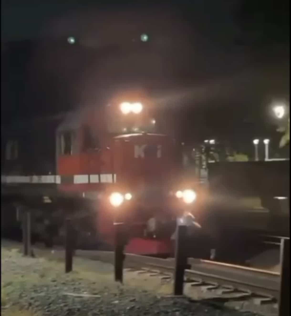 Tragis Seorang Perempuan Tertabrak Kereta Api, Tubuh Terpotong Menjadi Dua
