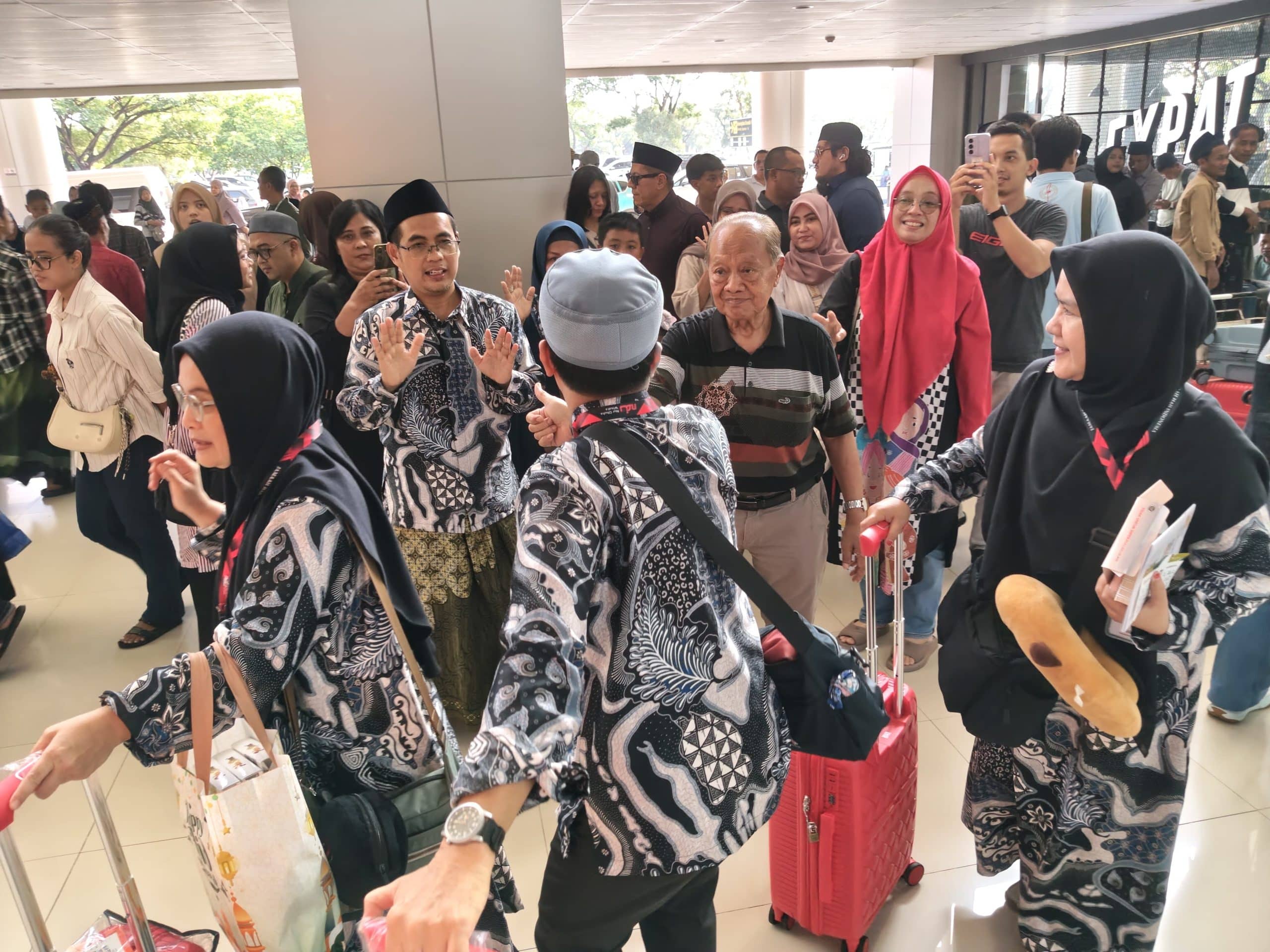 Pelepasan Jamaah Haji Plus Jawa Timur di Bandara Juanda, Penuh Haru dan Doa