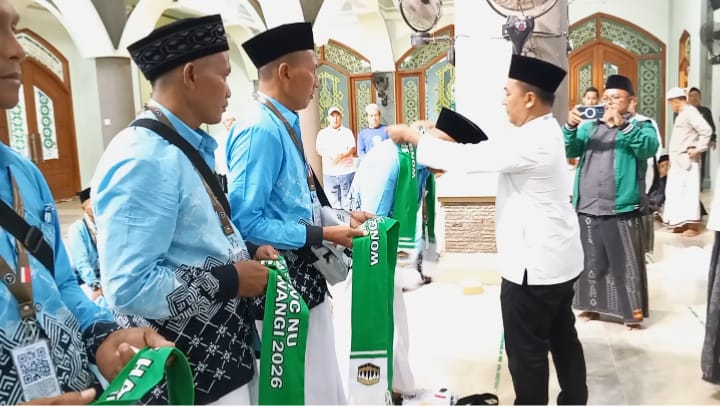 Tangis Haru Iringi Pemberangkatan 30 Jamaah Haji Mandiri MWCNU Wongsorejo ke Tanah Suci