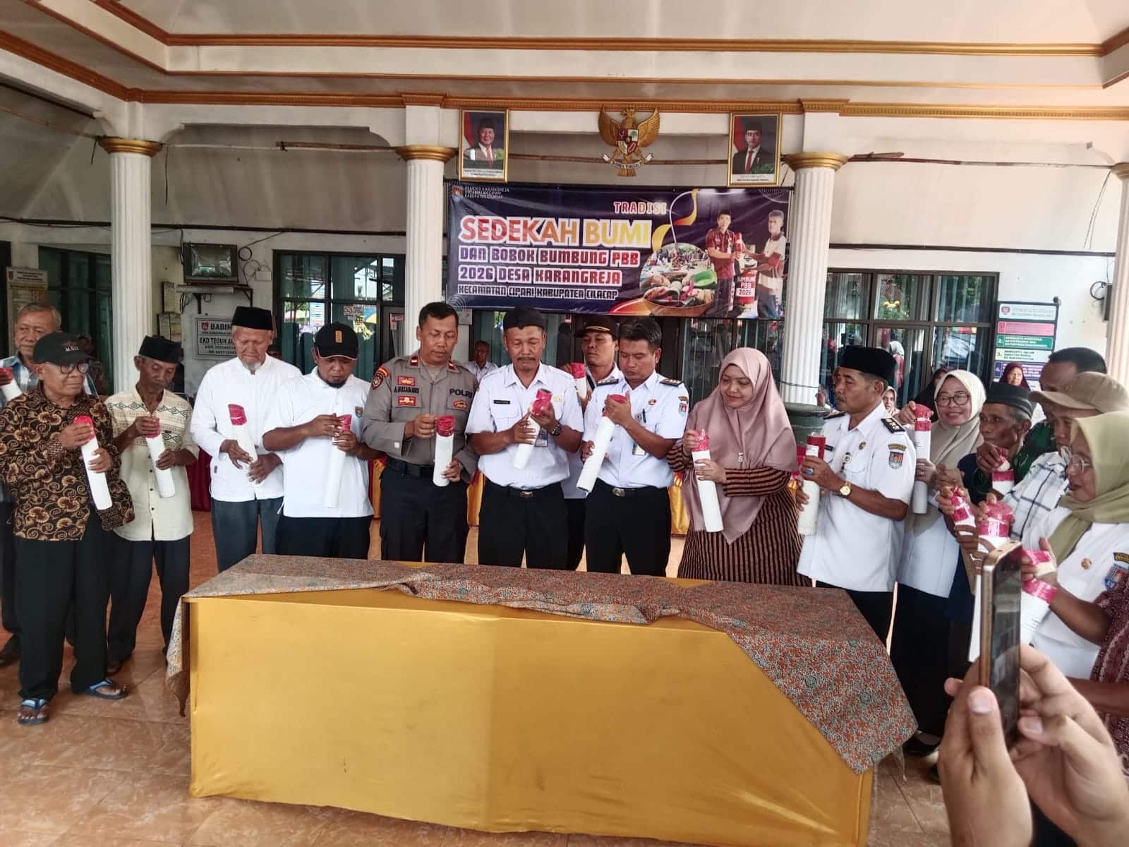 Tradisi Sedekah Bumi dan Bukak Bumbung PBB 2026 Desa Karangreja Kecamatan Cipari Berlangsung Meriah