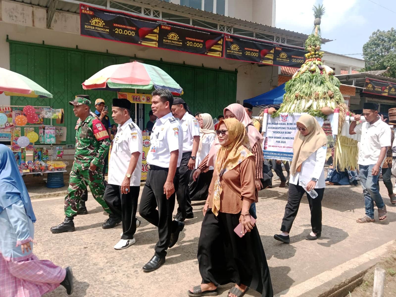 Tradisi Sedekah Bumi dan Bukak Bumbung PBB 2026 Desa Karangreja Kecamatan Cipari Berlangsung Meriah