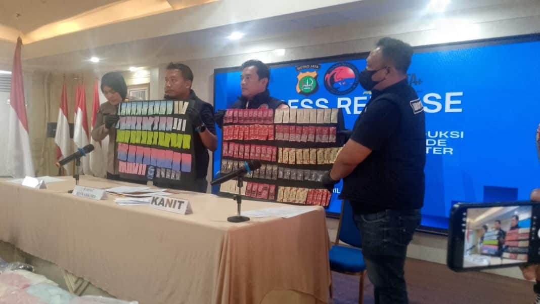 Polres Jakarta Utara Bongkar Pabrik Vape Etomidate dan Sita 842 Cartrige Siap Edar