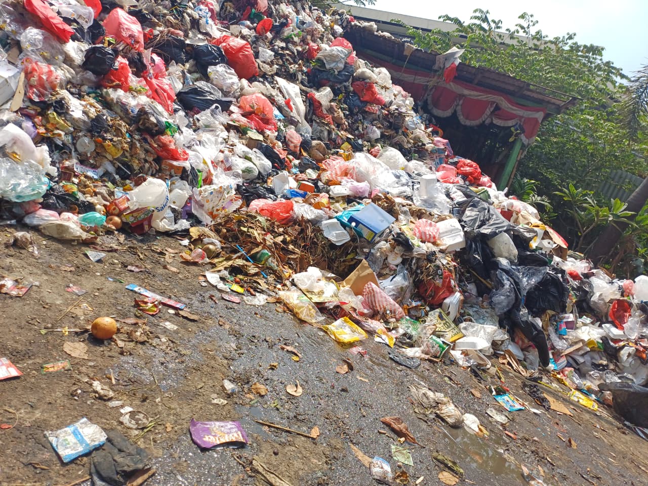 JAKARTA - METROPAGINEWS.COM || Warga sekitar ( TPS ) RW 09 Sunter Jaya,kecamatan Tanjung Priok ,mengeluhkan ada tumpukan sampah tepatnya di Jalan Sunter Kemayoran,karena jarang diangkut hingga meluber ke badan jalan.