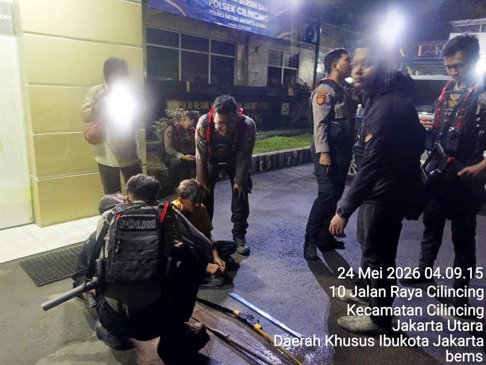 Polsek Cilincing Intensifkan Patroli Malam, Dua Remaja Bawa Sajam Diamankan