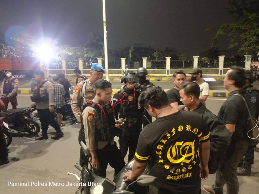 Polres Metro Jakarta Utara Tangkap Delapan Orang Terindikasi Penyalahgunaan Obat Terlarang Dalam Patroli KRYD