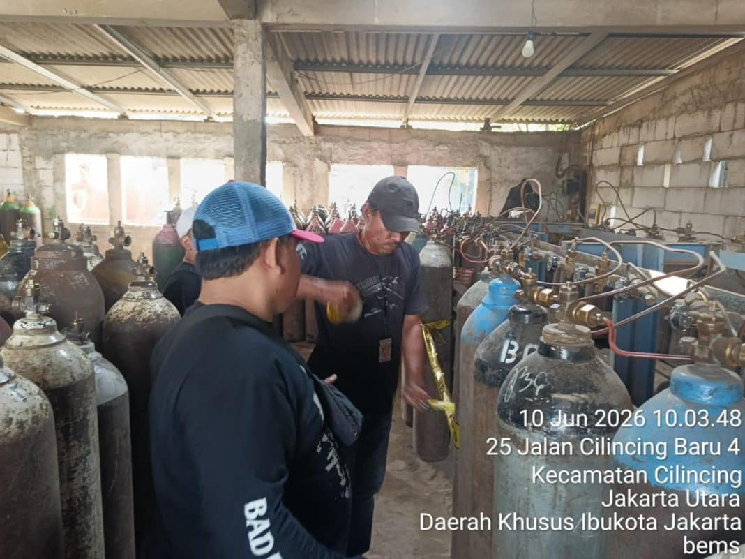 Tabung Oksigen Terpental Saat Proses Pengisian, Timpa Rumah dan Warung Warga di Cilincing