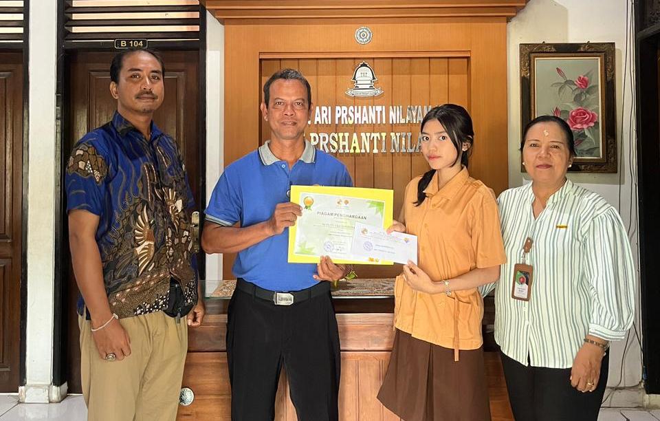 KSP Kuta Mimba Berikan Beasiswa kepada Murid Berprestasi SMK Prshanti Nilayam Kuta