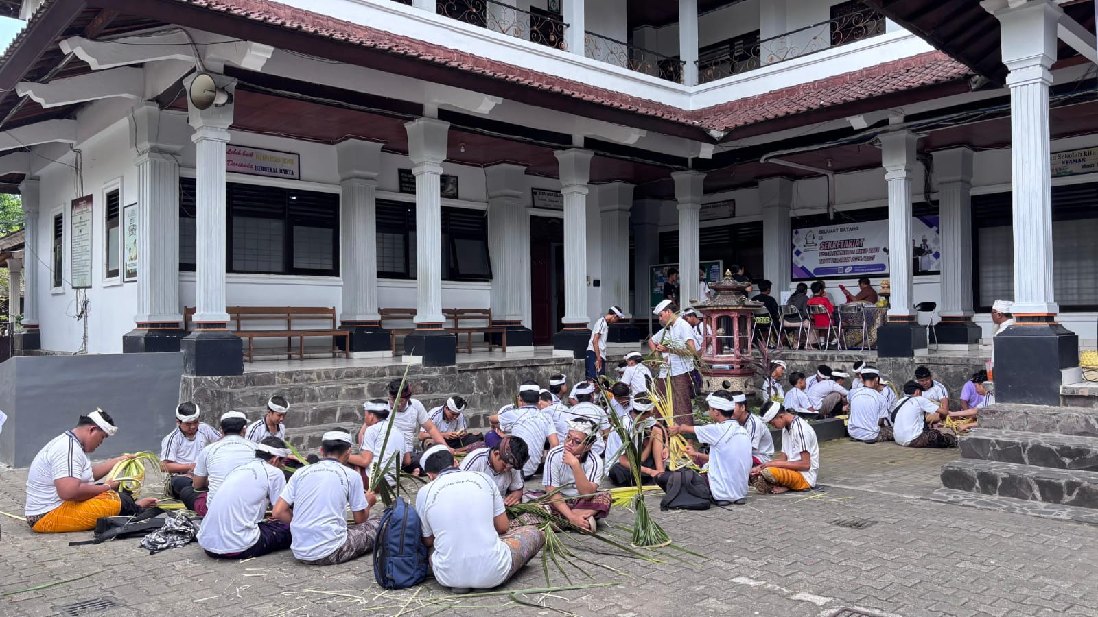 Pasraman Kilat SMK Prshanti Nilayam Kuta Tanamkan Nilai Spiritual dan Karakter Mulia di Penghujung Tahun Ajaran