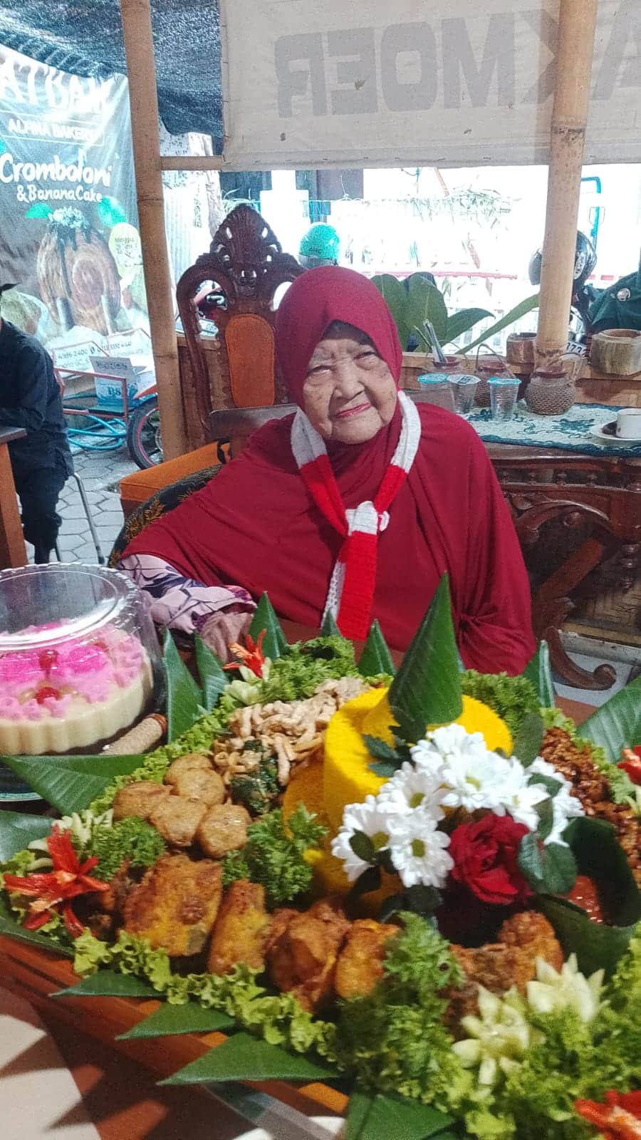 Ultah Ke - 90 Tahun, Eyang Dar bersama Keluarga Besar Cucu Cicit Tercinta
