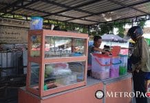 Kesegaran Es Tiga Rasa di Pertigaan Pom Cokro