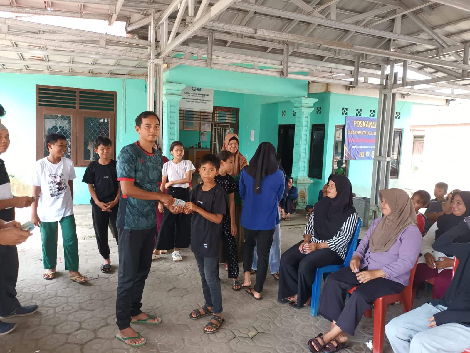 Pemerintah Desa Kerantai Salurkan Bantuan Pendidikan bagi 31 Pelajar