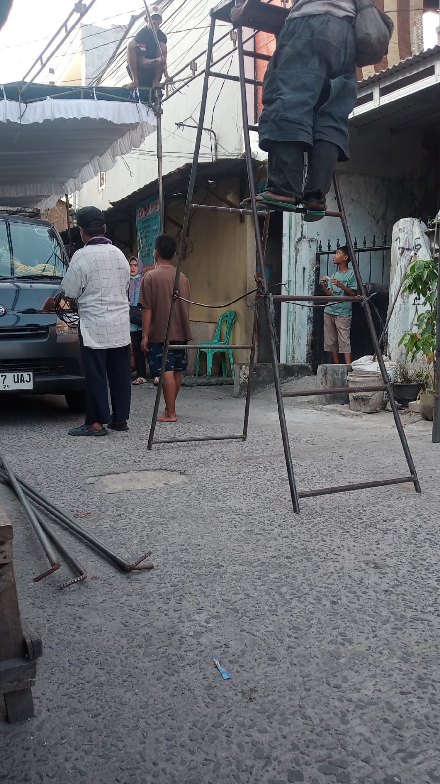 Pemasangan Tenda Kegiatan Reses Anggota DPRD DKI di Warakas Tuai Protes Warga