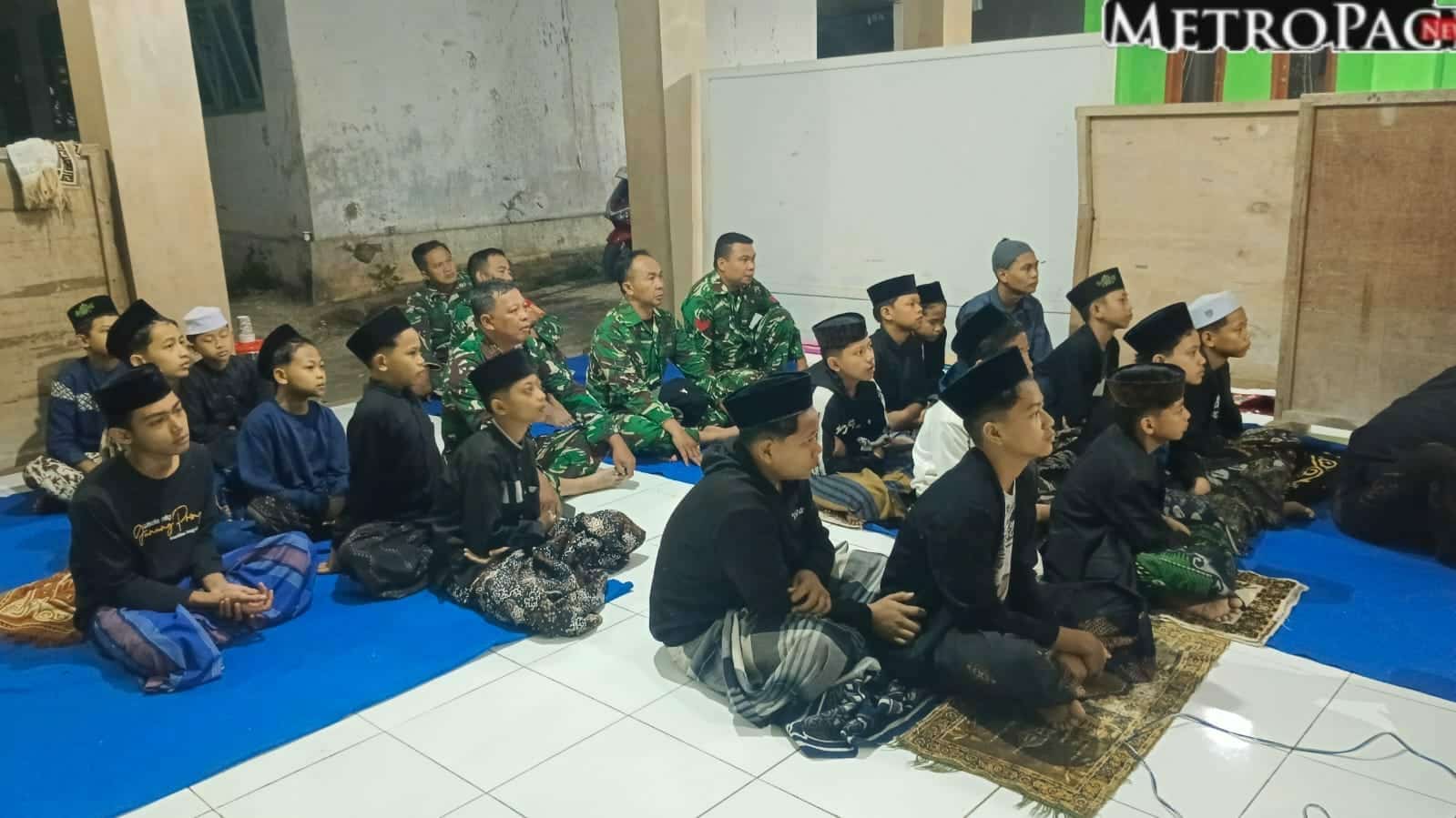 Koramil 11/Karangmoncol Ajak Santri dan Masyarakat Nobar Kebangsaan Piala Dunia 2026 di Ponpes Mathali Ul Falah