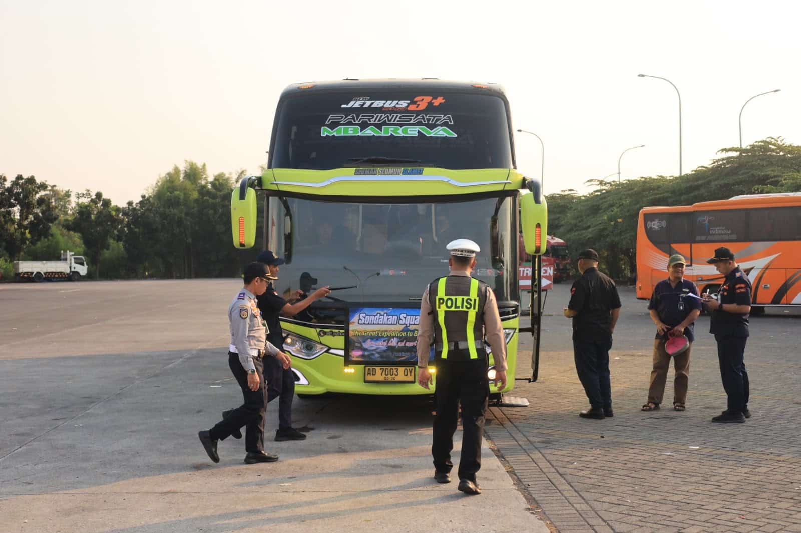 Keselamatan Penumpang Jadi Prioritas, Satlantas Polres Gresik Bersama Dirjen Hubdat Gelar Ramp Check Bus di Rest Area 726 B