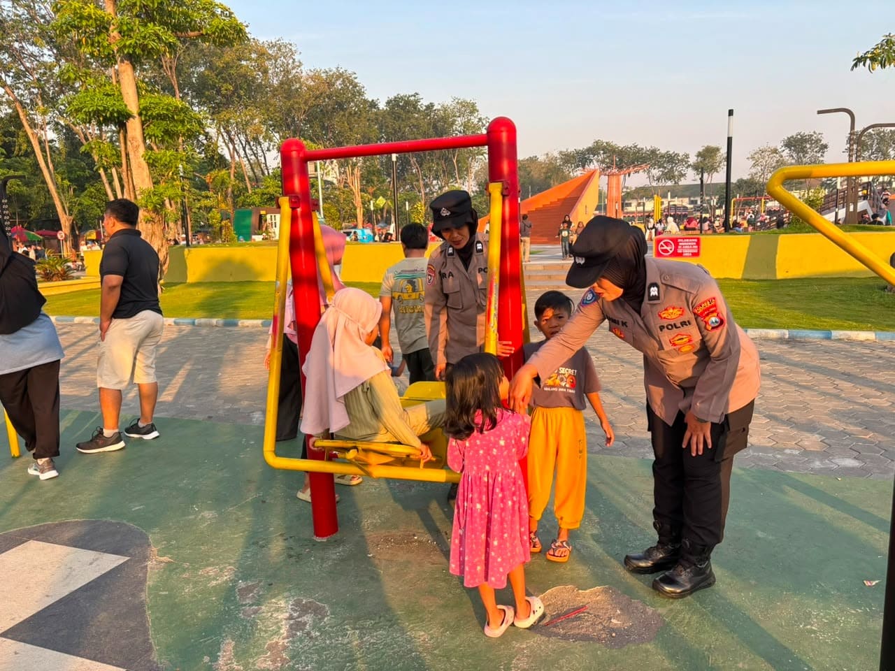 Pengamanan Humanis Polwan Polresta Sidoarjo di Car Free Day Alun-alun