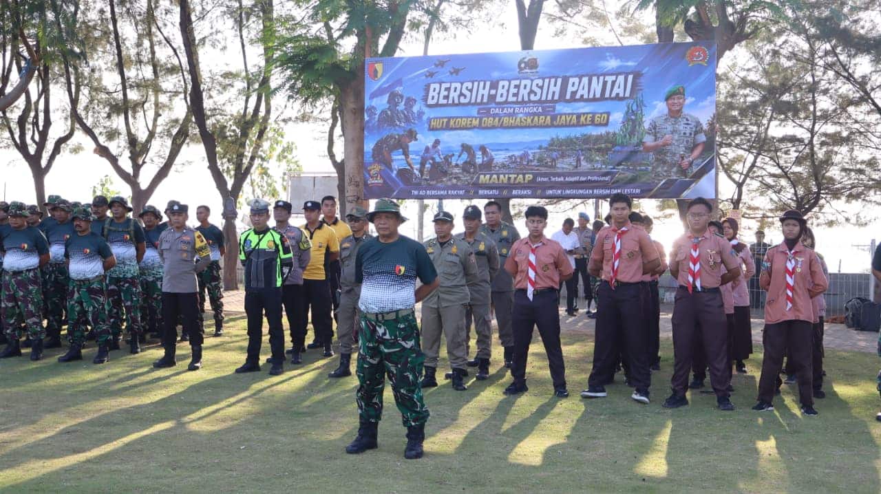 Danramil Rungkut Memimpin Langsung Bersih Bersih Pantai Batu Batu Dalam Rangka Hut ke 60 Korem 084/Bhaskara Jaya