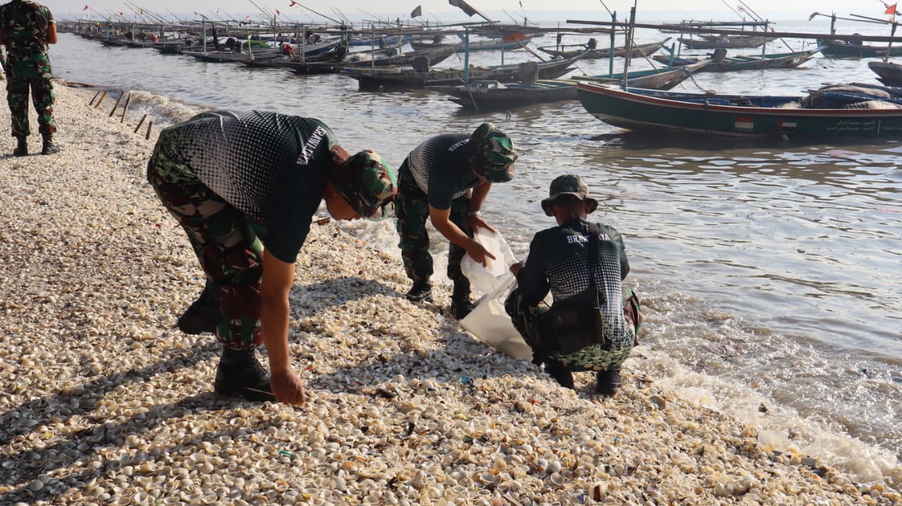 Danramil Rungkut Memimpin Langsung Bersih Bersih Pantai Batu Batu Dalam Rangka Hut ke 60 Korem  084/Bhaskara Jaya