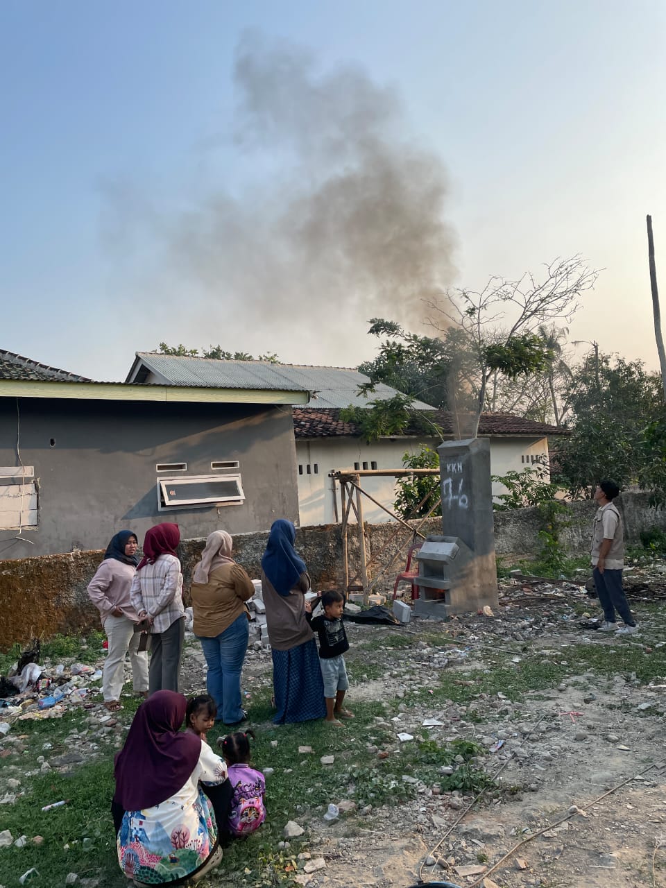 Mahasiswa KKN UNSIKA Bangun Insinerator dan Edukasi Masyarakat tentang Pengelolaan Sampah di Desa Sumurlaban