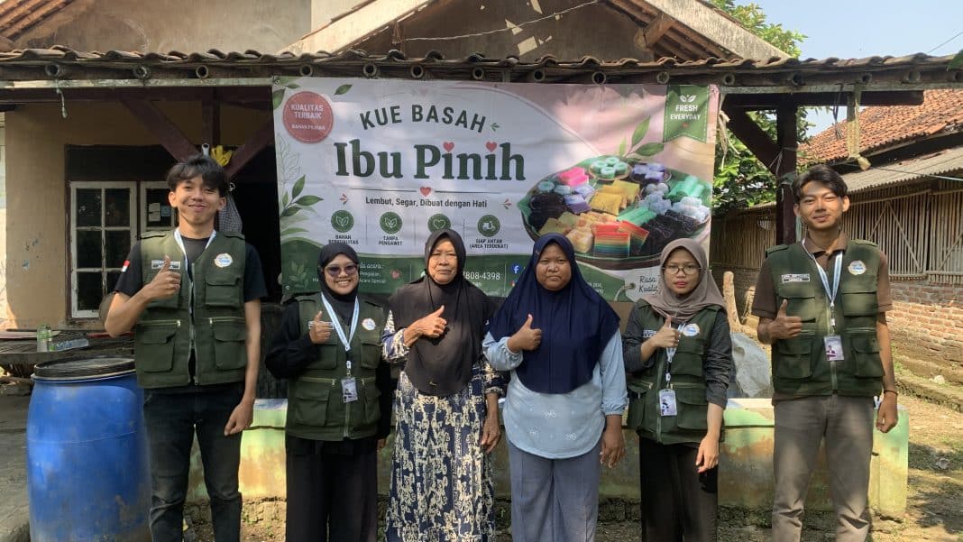 Mahasiswa KKN UNSIKA Dukung Digitalisasi UMKM Kue Basah Ibu Pinih di Desa Talagajaya