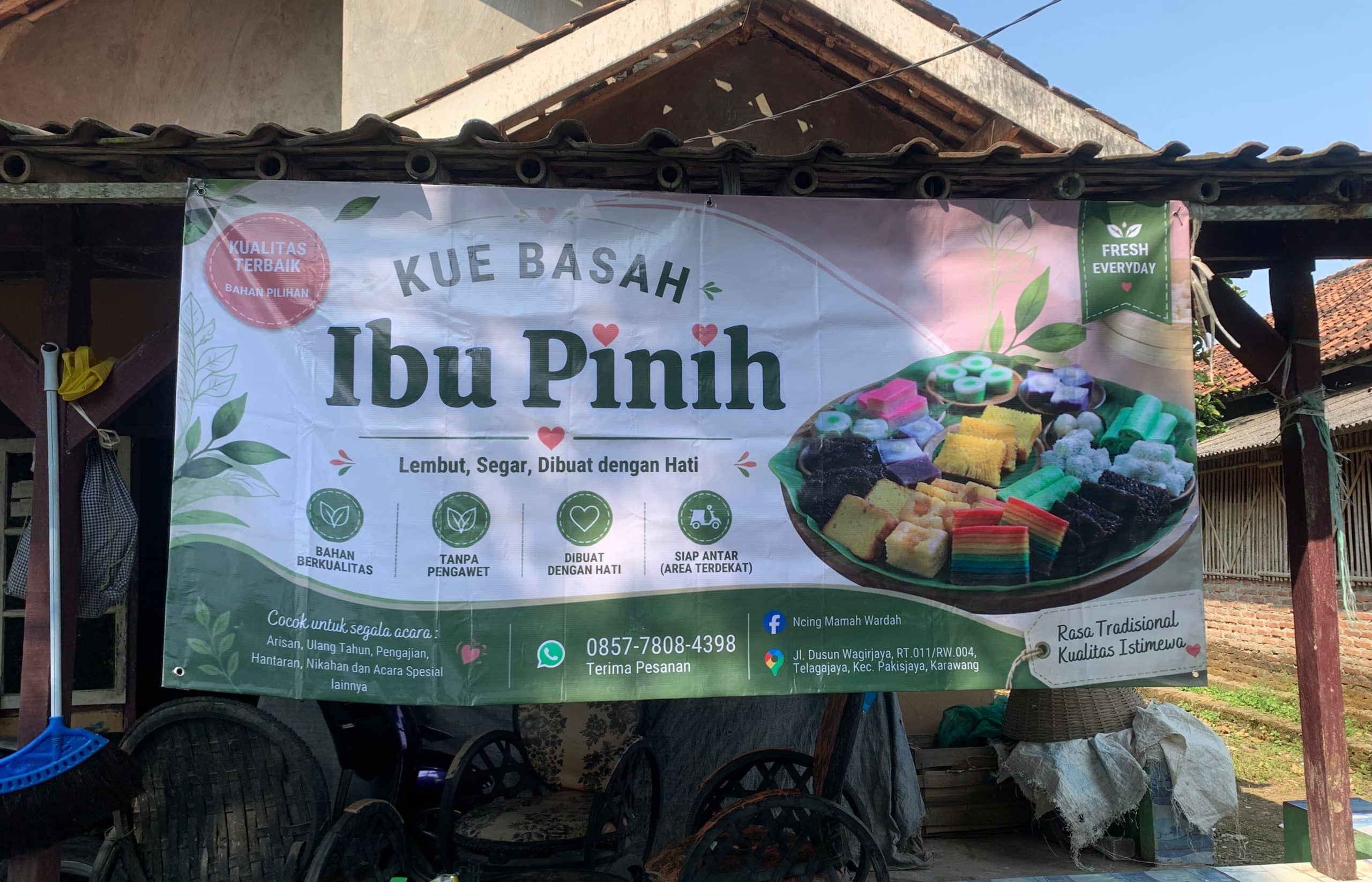 Mahasiswa KKN UNSIKA Dukung Digitalisasi UMKM Kue Basah Ibu Pinih di Desa Talagajaya
