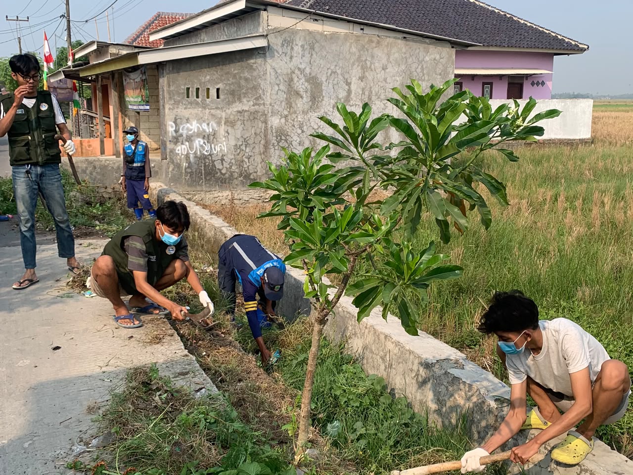 Mahasiswa KKN Unsika Gelar Kegiatan Sabtu Bersih Bersama Tim Biru SDA DPUPR Kabupaten Karawang