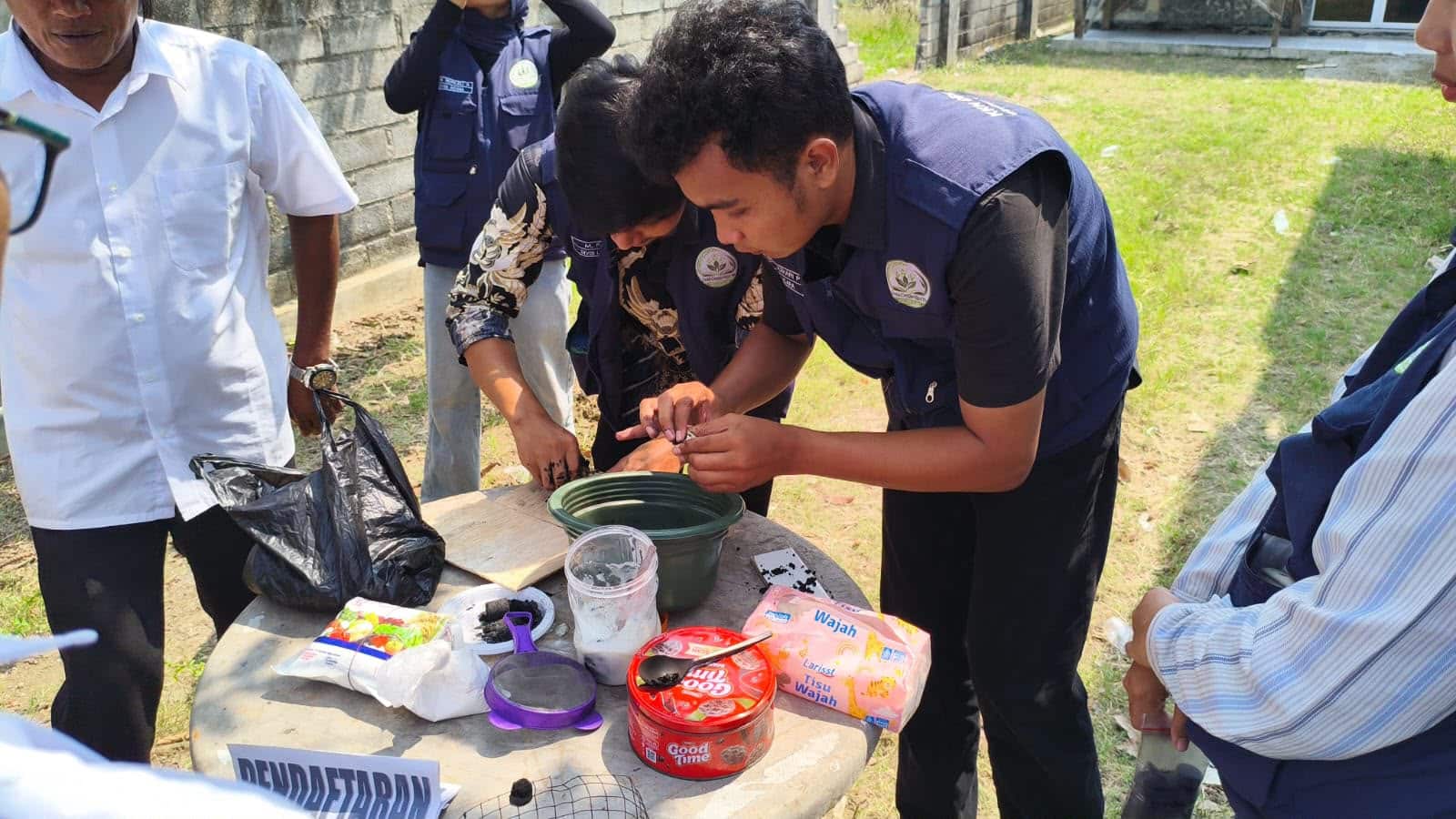 KKN Unsika 69 Paparkan Hasil Program Arang Briket Sekam Padi