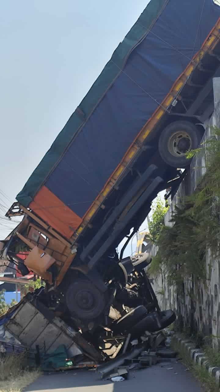 Dua Truk Terjun dari Flyover Kretek Brebes, Diduga Dipicu Rem Blong, Lalu Lintas Sempat Macet Panjang