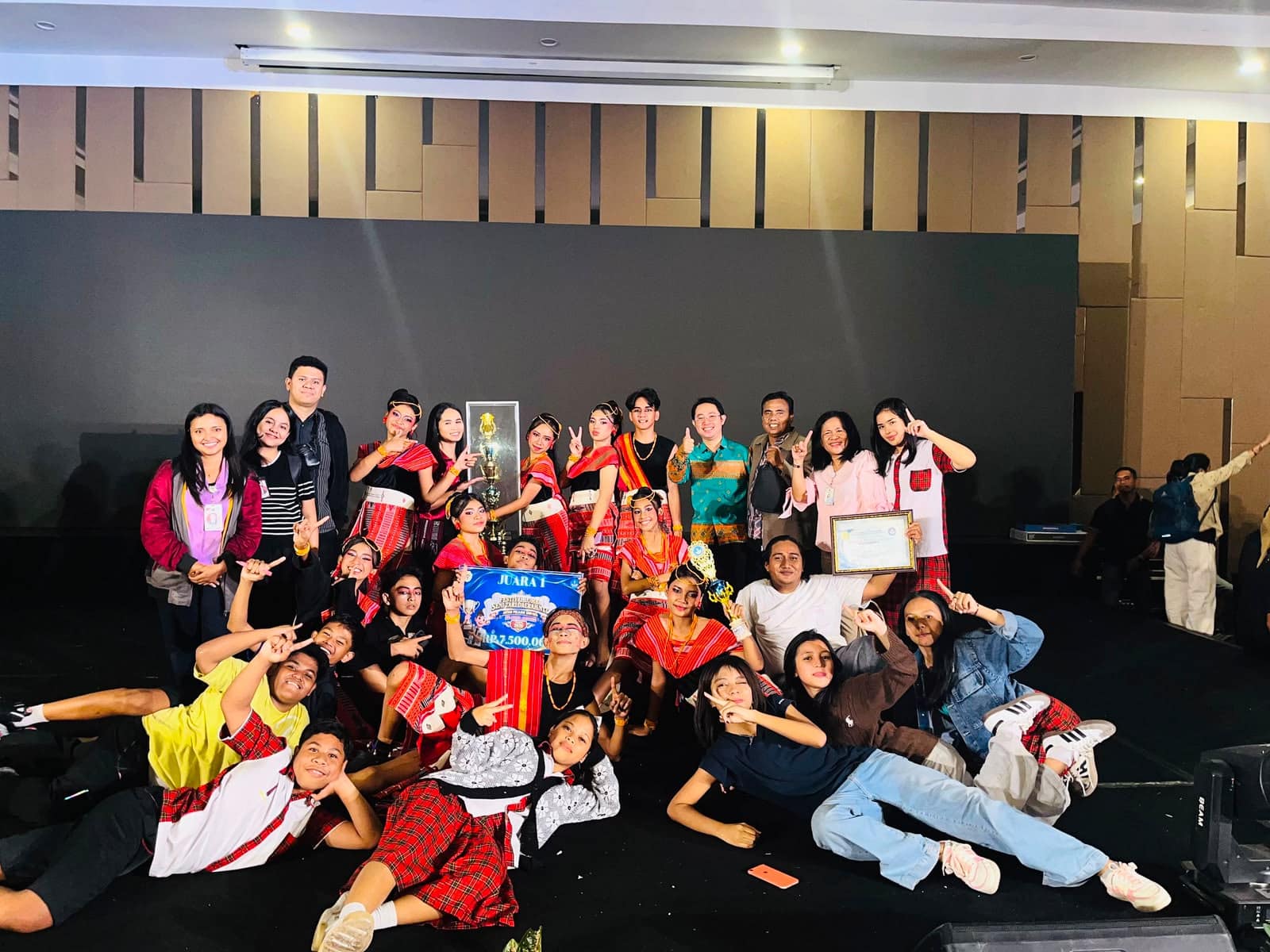 SMP Kristen Mercusuar Kupang Buktikan Komitmen Pembinaan Talenta, Sukses Raih Juara Umum