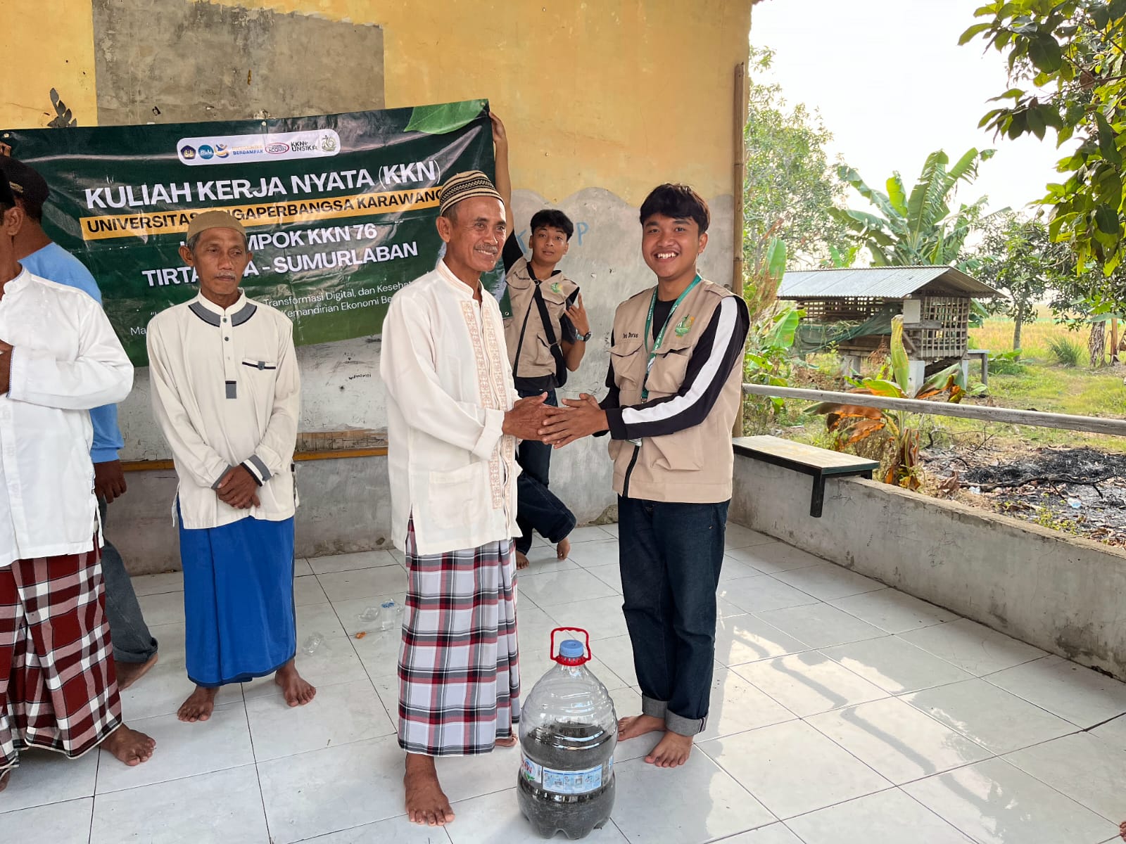 Mahasiswa KKN Unsika Gelar Sosialisasi dan  Demonstrasi Pembuatan Pupuk Organik dari Eceng  Gondok di Desa Sumurlaban