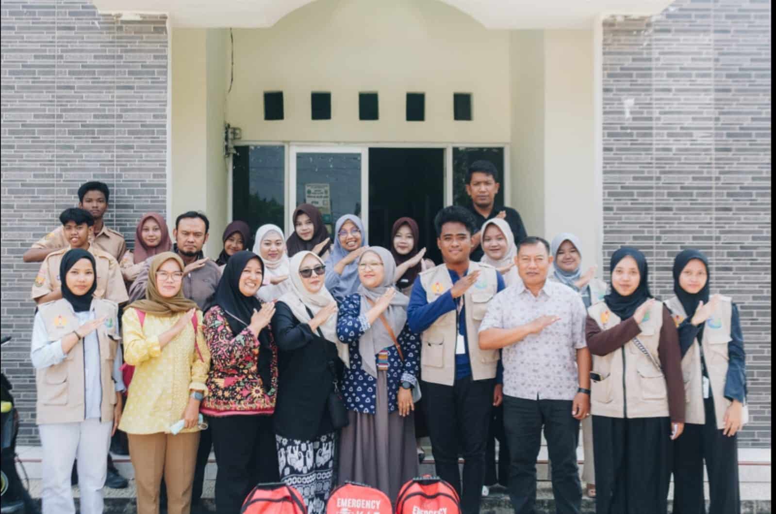 Wujudkan Telukbuyung Berdaya! KKN 57 Unsika Gelar Penghijauan hingga Cek Kesehatan Gratis
