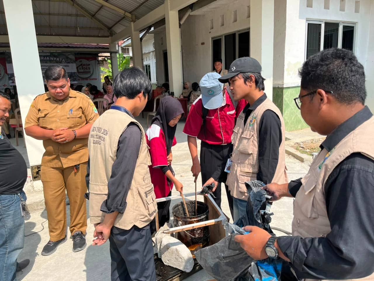 Mahasiswa KKN UNSIKA Kelompok 66 Wujudkan Pengelolaan Sampah Plastik Melalui Program Eco Paving Block di Desa Telukambulu
