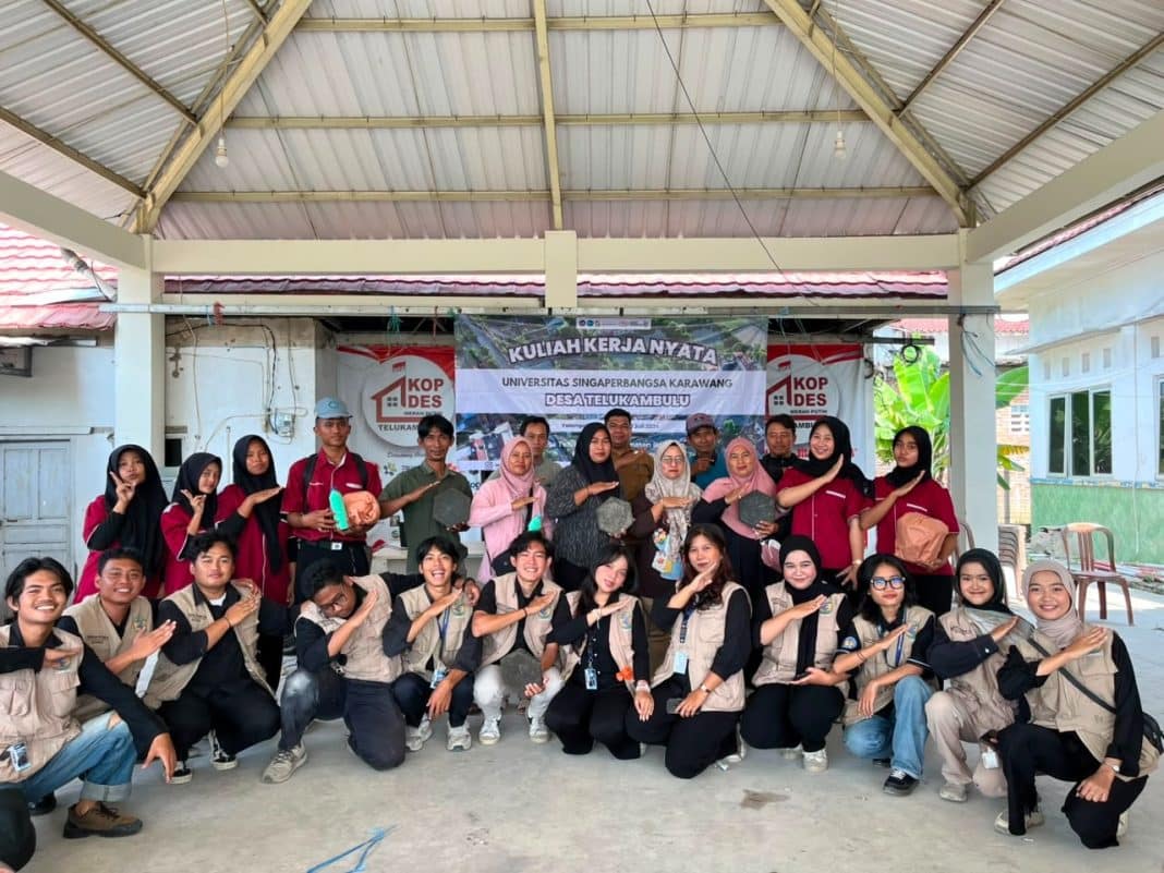 Mahasiswa KKN UNSIKA Kelompok 66 Wujudkan Pengelolaan Sampah Plastik Melalui Program Eco Paving Block di Desa Telukambulu