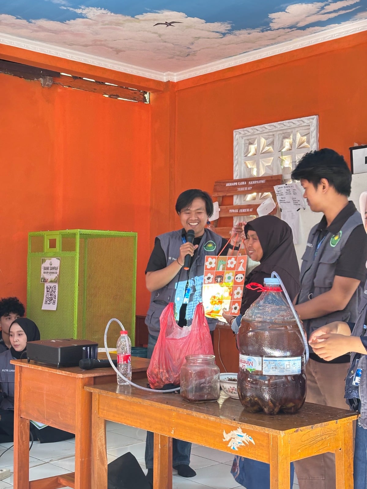 Mahasiswa KKN UBP Karawang 2026 Edukasi Warga Desa Tegalsari Kelola Sampah lewat 3R, Bank Sampah, Eco Enzyme, hingga Kompos Takakura