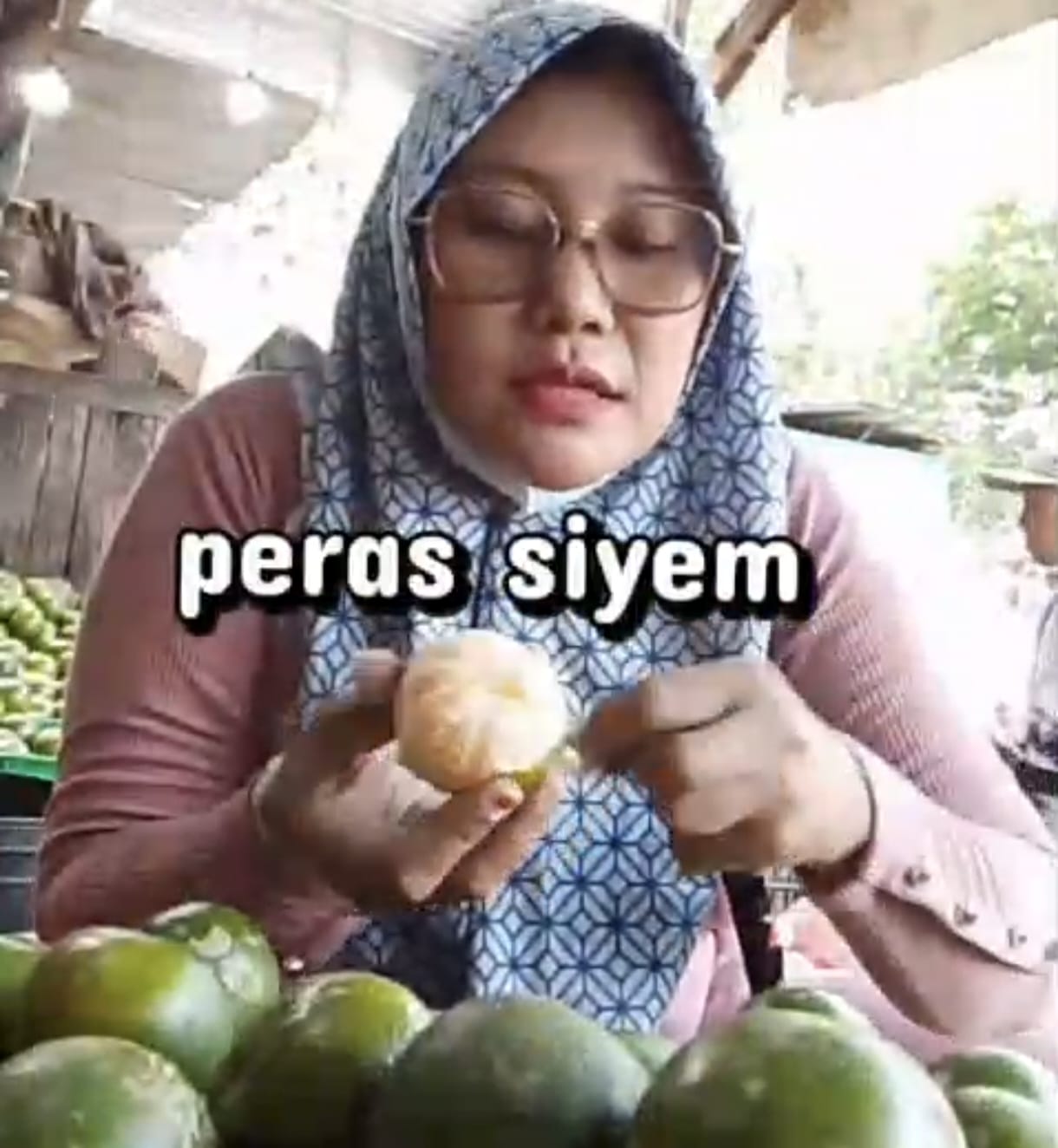 Kesegaran di Balik Senyuman Kisah Perjuangan Uswatun Mustafida, Penjual Jeruk Siyem