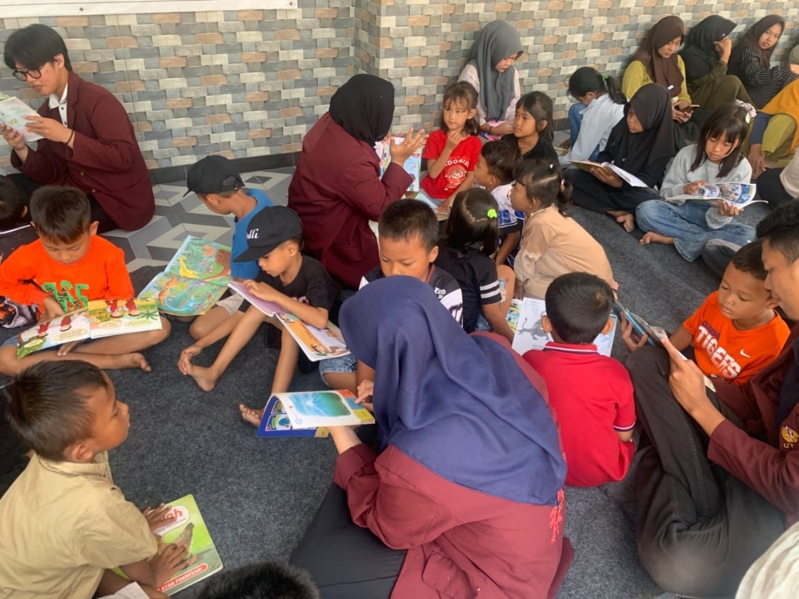 Tingkatkan Minat Baca Anak Sejak Dini, Mahasiswa KKN UNSIKA Kelompok 61 Desa Karyamakmur Berkolaborasi dengan Dinas Kearsipan dan Perpustakaan Kabupaten Karawang melalui Program "Literasi Ceria Anak Desa"