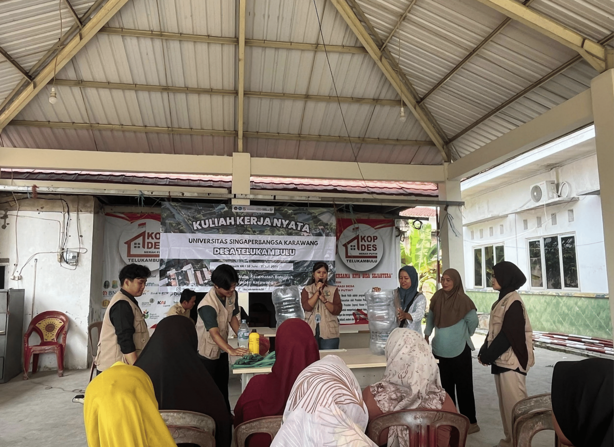 Tingkatkan Kesadaran Lingkungan, Mahasiswa KKN Kelompok 66 Inisiasi Pengelolaan Sampah Organik Jadi Pupuk dan Biopori di Desa Telukambulu