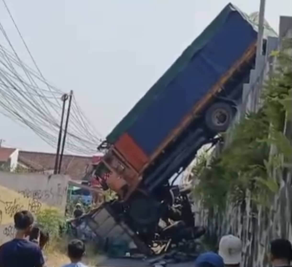Dua Truk Terjun dari Flyover Kretek Brebes, Diduga Dipicu Rem Blong, Lalu Lintas Sempat Macet Panjang