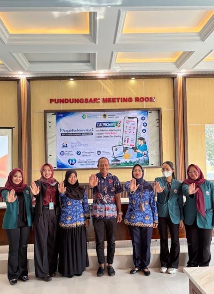 Foto bersama giat Poltekkes Kemenkes Surakarta di Desa Pundungsari (dok foto @ Pitut Saputra)
