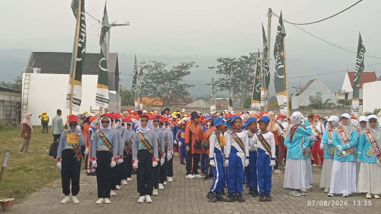 Semarak HUT ke-81 RI, Desa Jatisawit Gelar Lomba Gerak Jalan

