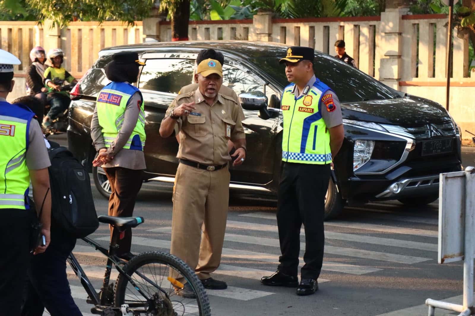 Pastikan Pelayanan Pagi Optimal, Kapolres Brebes Pimpin Apel dan Turun Langsung Cek Personel di Lapangan