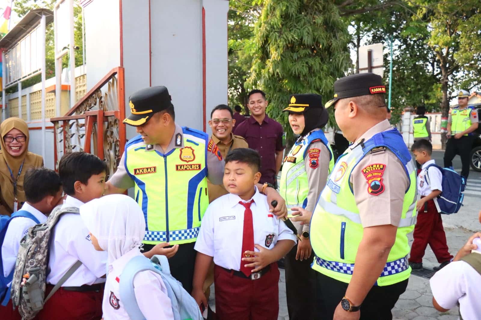 Pastikan Pelayanan Pagi Optimal, Kapolres Brebes Pimpin Apel dan Turun Langsung Cek Personel di Lapangan
