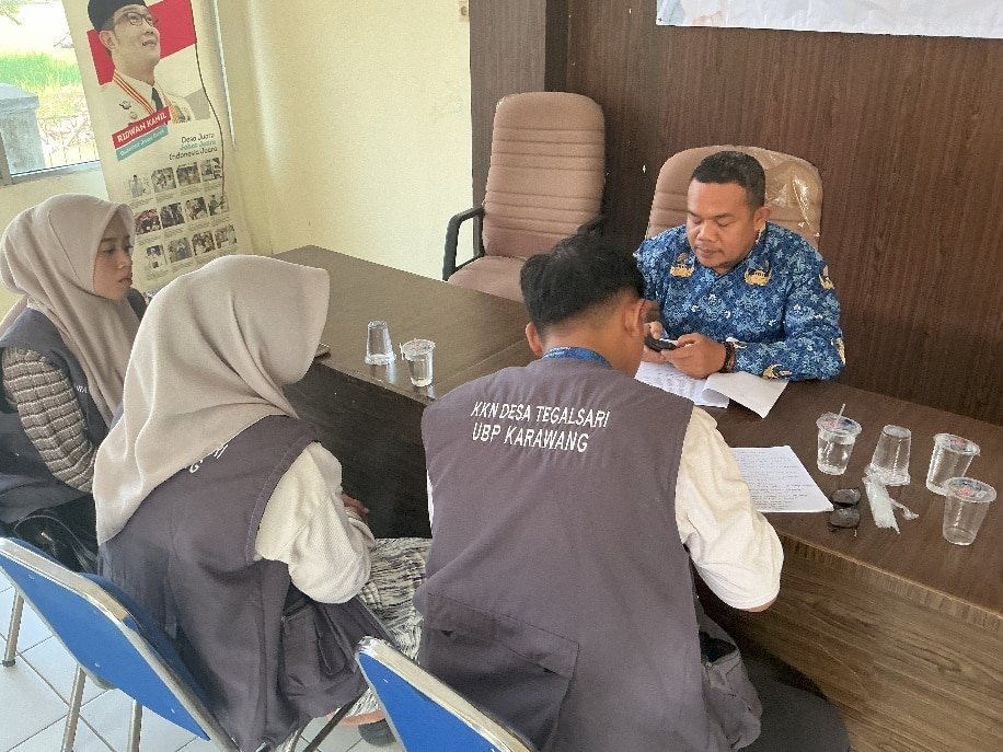 Sekretaris Desa Tegalsari Apresiasi Program KKN UBP Karawang, Beri Dampak Positif bagi Masyarakat