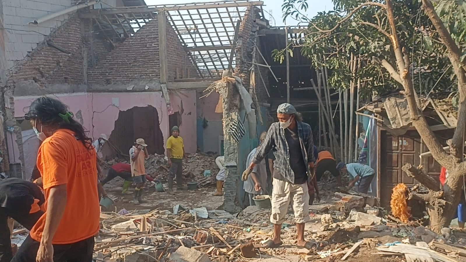Warga Dukuhturi Gotong Royong Bersihkan Puing Gedung Roboh yang Menimpa Rumah Warga
