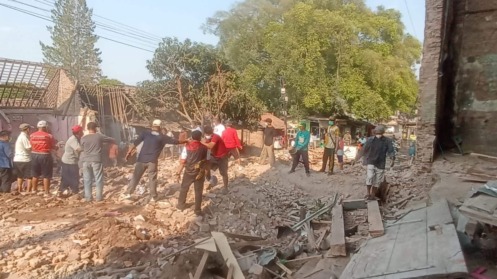 Warga Dukuhturi Gotong Royong Bersihkan Puing Gedung Roboh yang Menimpa Rumah Warga
