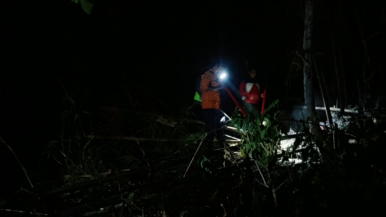 Polisi Bersama Warga Padamkan Kebakaran Rumput Kering di Bukit Sitanjung Lebaksiu