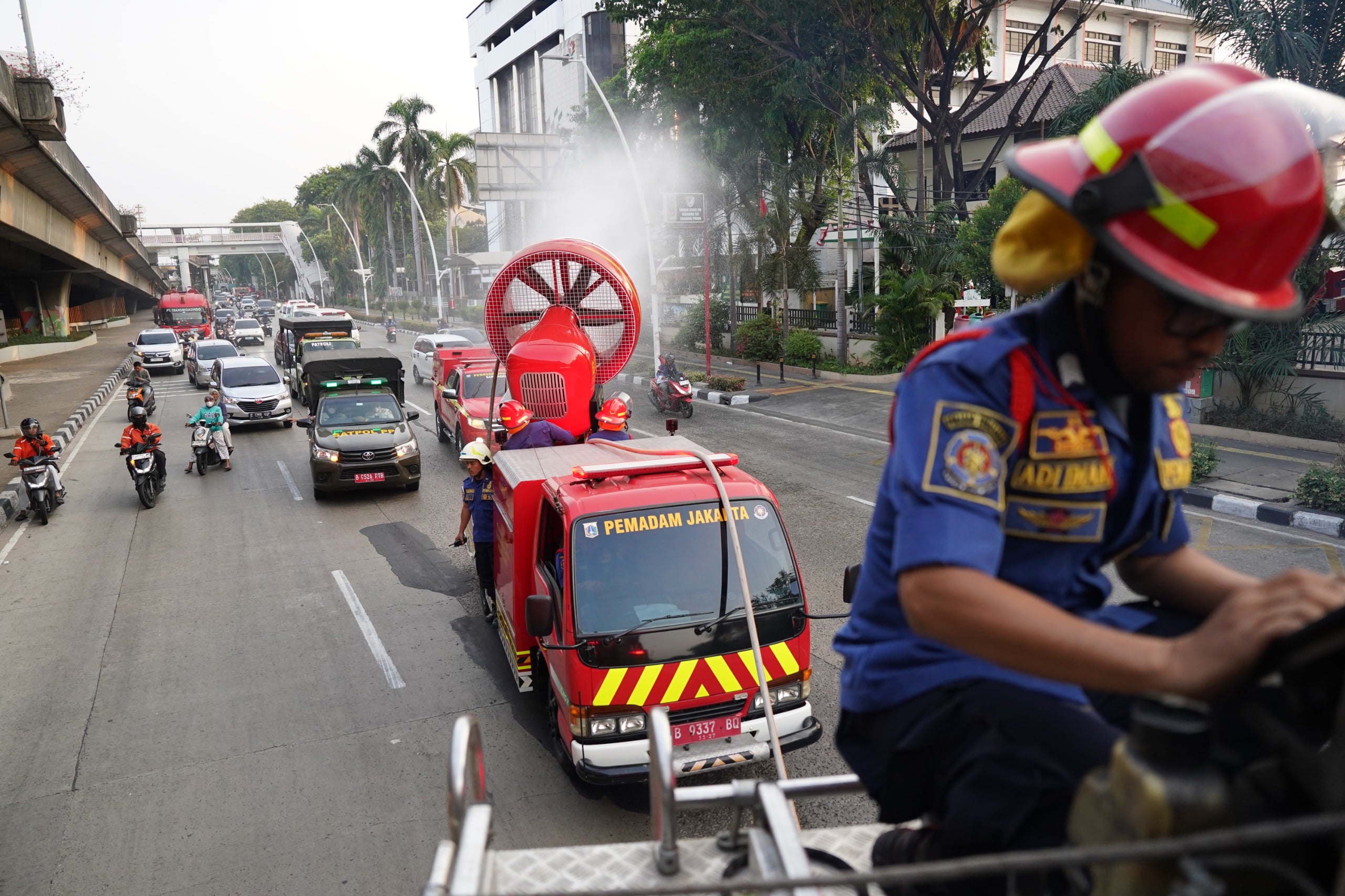 Abu Vulkanik Gunung Krakatau Mulai Berdampak, 50 Petugas Gabungan Turun Bersihkan Jalan Yos Sudarso Dengan Smoke Removal & Street Sweaper