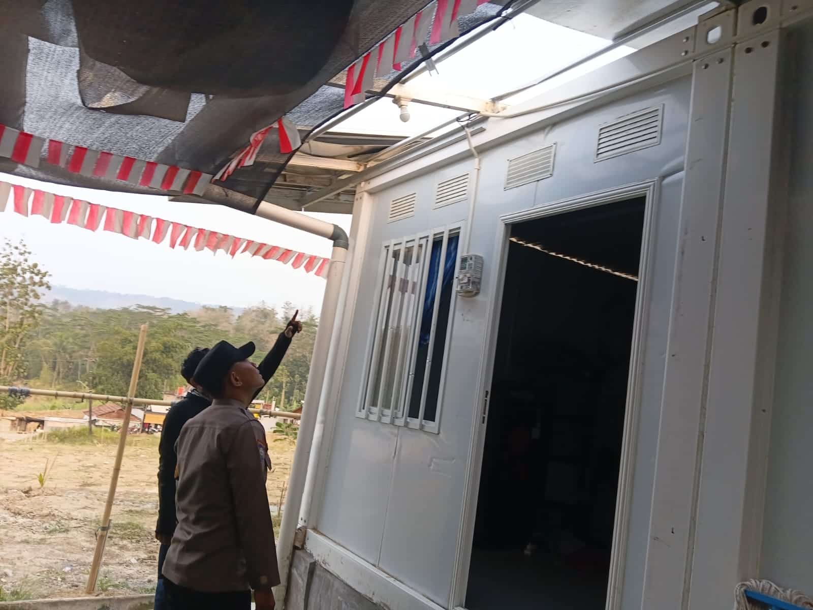 Polsek Jatinegara Respons Cepat Tangani Dampak Puting Beliung di Huntara Desa Capa